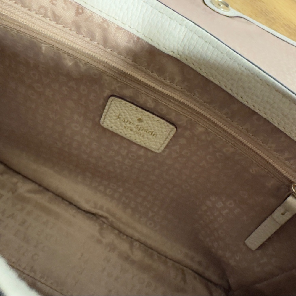 Kate Spade Cream Crossbody Bag, Adjustable straps, Gold Chain & Hardware - Picture 6 of 9